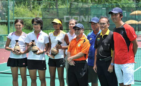 THEY MADE IT HAPPEN: Finalists of the girls doubles pose with Liew and organising committee members.