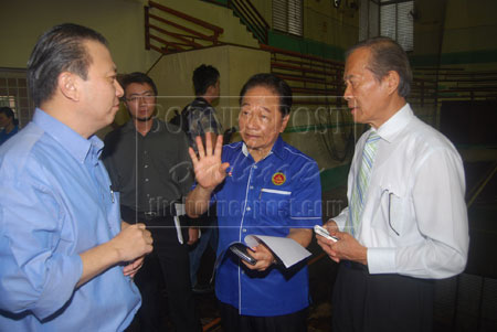 START WORK IMMEDIATELY: Second Finance Minister Dato Sri Wong Soon Koh (centre) with Tiong King Wei (left) and Datuk Tiong Thai King discuss about the plans to improve the leaking roof of Bukit Lima Indoor Stadium. The minister had expected the repair works to take between two to three weeks to complete.