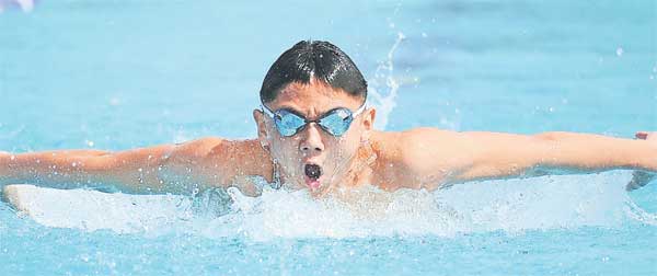 A STAR TO WATCH: Gui Ping on his way to setting a new record in the Boys C 50M butterfly at the Sarawak Age Group Swimming Championship.