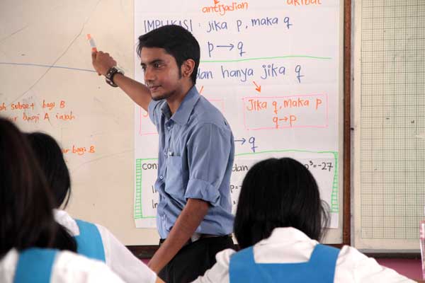 ENDING INEQUALITY: 2012 Fellow Karthik Karunanithy teaching maths in a high-need school. 