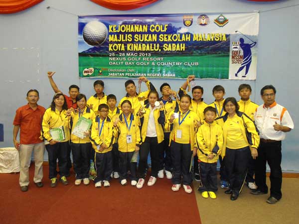 GOOD OUTING: Sarawak players and officials pose with Difison (right) after the prize presentation.