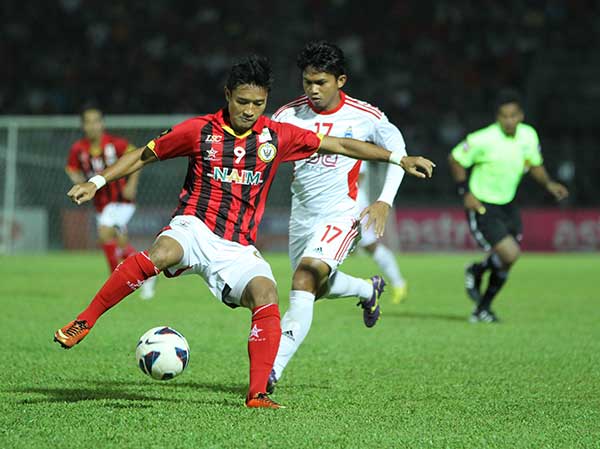 THE SPECIAL ONE ON A SPECIAL NIGHT: Sabah-born Sarawak player Bobby Gonzales in action during the match. — Photo by Chimon Upon 