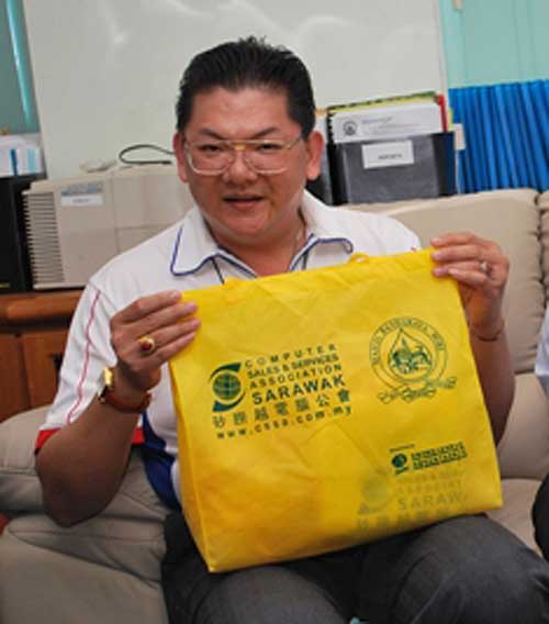 FAIR EXCHANGE: Kuan showing an eco-bag which used to be given away in exchange for an old or obsolete computer at the annual Computer Expo. 
