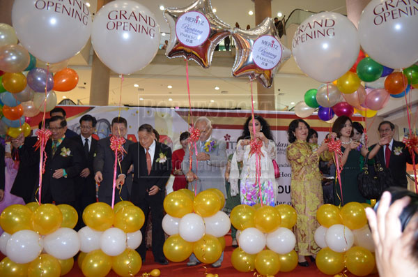 COLOURFUL CEREMONY: Taib (fifth right), Ragad (fourth right), Lau (third left), George Chan (far left) and Milly Goh (third right) cutting the ribbon to mark the official opening of Bintang Megamall New Wing at Bintang Megamall yesterday.  