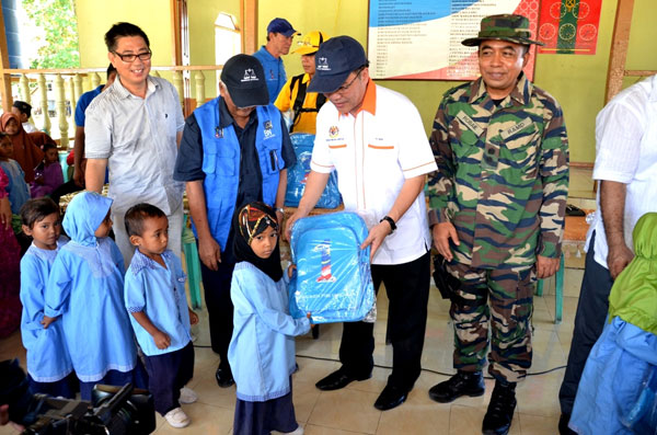 Liew presenting school bags to the pupils on Pulau Berhala.