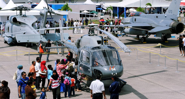 KEY MARKET: File photo shows a crowd checking out aircraft at the previous installment of Lima. Malaysia remains a key industry player and market for Boeing. — Bernama photo