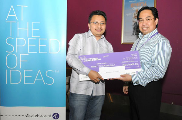 AWARD WINNER: Saifol Anwar Abdul Rahman, grand prize winner poses Mohd Fazlin at the prize-giving ceremony for the Geek-the-Genius application development contest. 