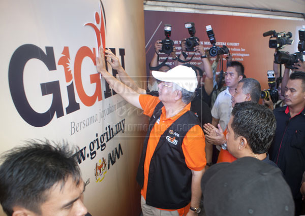 REWARDING ENTREPRENEURISM: Najib officiating at the launch of the GIGIH programme at Kuala Terengganu on Feb 23, an AIM initiative aimed to inculcate the spirit of entrepreneurship amongst Malaysians. 