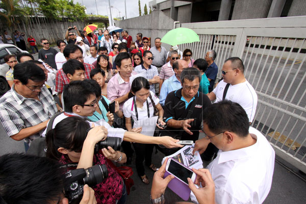 PROMISES NOT FULFILLED: Frustrated Genneva Gold investors gather in front of Bank Negara Malaysia to voice out their demand for an answer as to the outcome of the investigation.