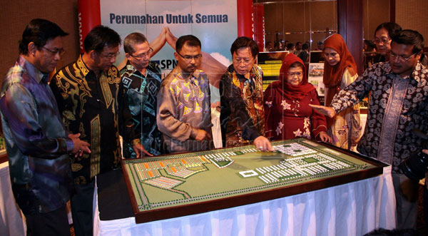 HUGE: Abang Johari (fifth left) and Idris (fourth left) together with (from left) Abdul Rahman, Abdul Karim and Fadillah look at the model of Vista Perdana Phase 2 project.