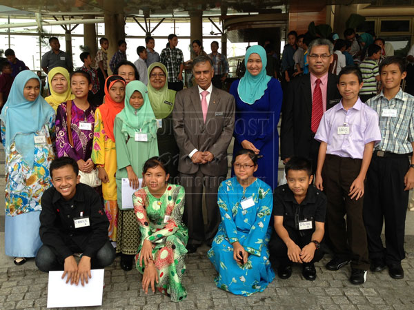 BRIGHT FUTURE:Nor Mohamed (standing fifth from right) and Azura (fourth right) with East Malaysian scholarship recipients. Allister is standing at right. 