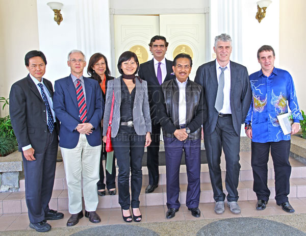Chief Minister Datuk Seri Musa Aman (third right) with the representatives of the six conservation and research organisations who paid him a courtesy call at Sri Gaya. They are, from left, Bernard Tai, Datuk Dr Junaidi Payne, Irene Jintoni, Cynthia Ong, Datuk Sam Mannan, Dr Marc Anrenaz and Dr Benoit Goossens. – Photo by Suzanne Chong/LEAP.