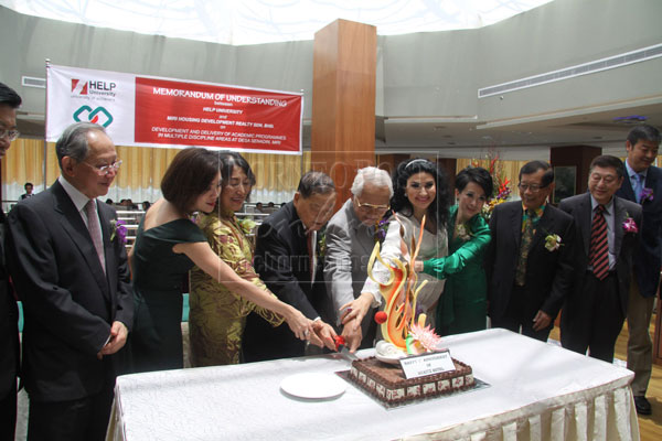 1ST ANNIVERSARY: Taib (fifth left) cutting the anniversary cake of Meritz Hotel at its opening ceremony. 