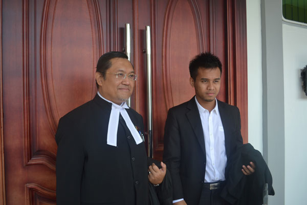 SESI PENDENGARAN KES: Awang (kiri) dan Azul selepas menghadiri kes di Mahkamah Tinggi di Sibu, semalam. 