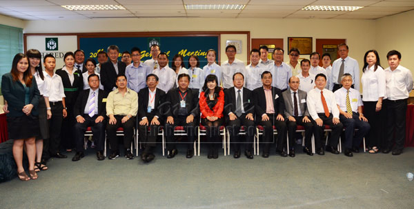 Goh (seated, fourth left), Wong (fifth left) with the newly elected Shareda council members, secretariat staff and election supervisory committee members.  