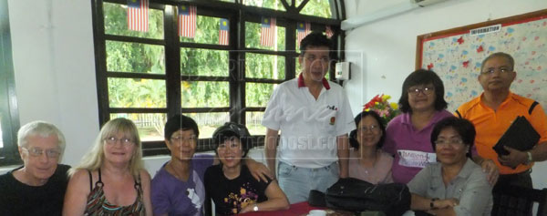 GET TOGETHER: Judi (second left) with Soh (fourth left) and Soswe members. Chong is standing on the left.