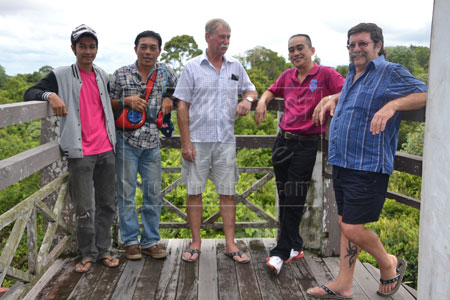 PENGALAMAN: Bob (tengah), Doughlas (kanan) bersama Pegawai Eksekutif Lembaga Pelancongan Sarawak (STB) Sibu Rudy Anoi (dua kanan) di Sibu kelmarin.