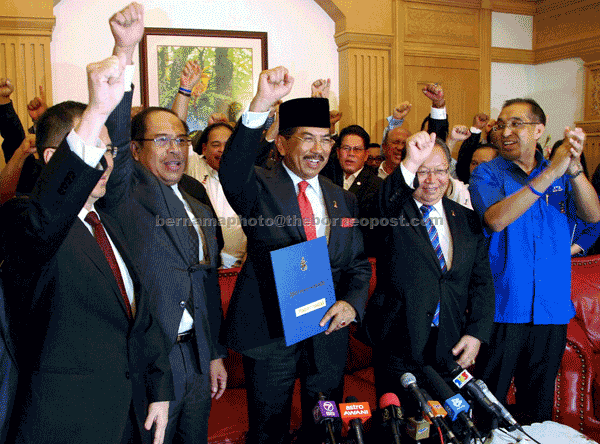 ALL FOR BN: Musa (centre) gestures after announcing the dissolution of the Sabah state assembly to the media. Also present are his deputies Datuk Seri Yahya Hussin (left) and Tan Sri Joseph Pairin Kitingan (right). — Bernama photo