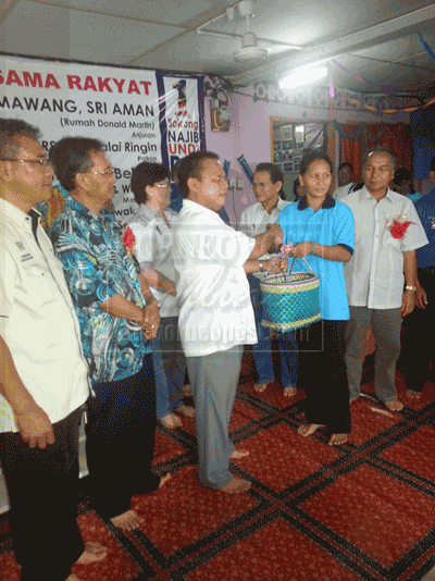 FOR YOU: Entulu receiving a token of appreciation from Rumah Donald Martin’s women bureau as Mong (second left), Masir (right) and Brodie (behind Entulu) look on.