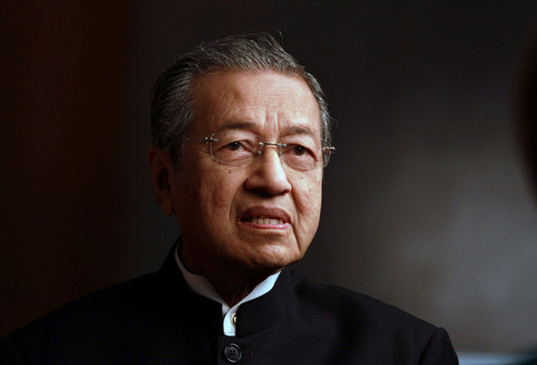 ATTRACT MORE FLIGHTS: Mahathir is urging MAHB to lower the landing fees at Langkawi International Airport, saying it would attract more direct flights to the resort island.