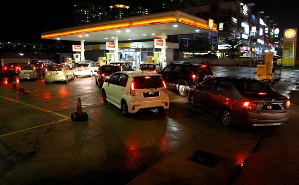 Vehicle rushing in the last minutes to a petrol station to pump petrol on October 1 prior to the petrol prices hike. — Bernama photo 