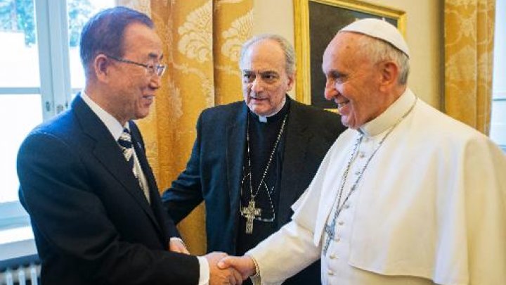 Pope Francis welcomes United Nations Secretary General, Ban Ki-moon (L) during a private meeting at the Vatican on April 28, 2015 -© OSSERVATORE ROMANO/AFP/File 