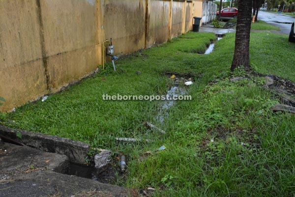 Photo shows the blocked shallow drain at Jalan Jee Foh 8.