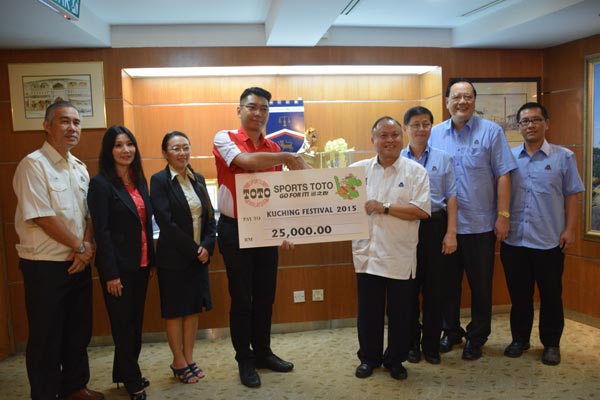 MBKS mayor Chan (fourth right) accepting the Sports Toto mock cheque from Giam with Lim (left), Helen, Lilia and Sim (second right) for the 3-on-3 Basketball Jamboree 2015 to be held at Dewan MBKS Aug 2.