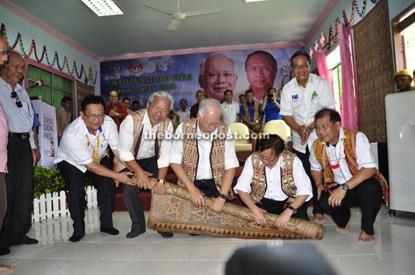 Najib joined by (from right) Ugak, Abang Johari, Masing and Nanta perform the ‘ngiling tikai’.
