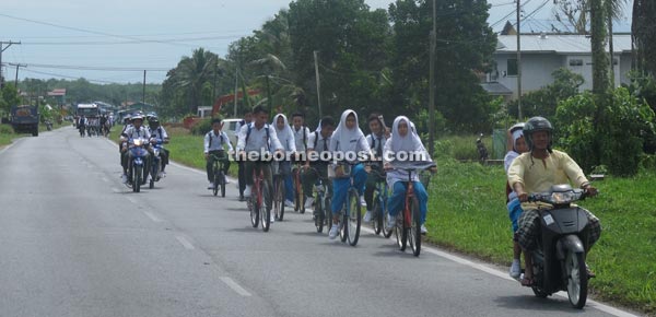 Students of SMK Toh Puan Datuk Patinggi Hajjah Normah, Daro, on their way home.