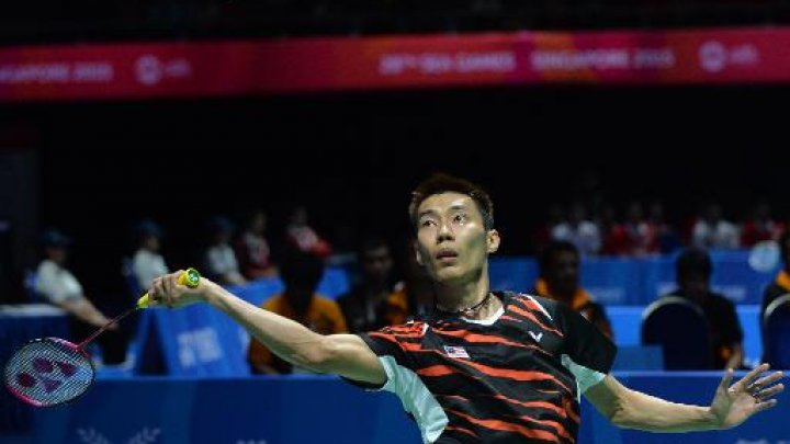 Lee Chong Wei of Malaysia returns a shot against Indonesia's Firman Abdul Kholik during the men's team badminton semifinal at the SEA Games in Singapore on June 11, 2015 -AFP