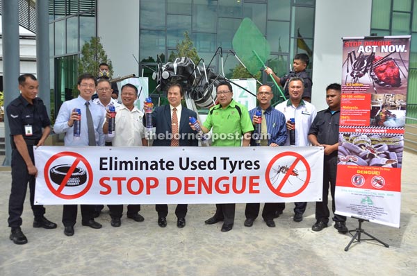 Yong (second left), Dr Jerip (fifth left), Wee (sixth left) and others hold insecticide spray for the Anti-Dengue Day campaign.