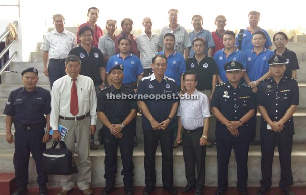 Lau (front row, centre) together with Ahmad Naim (front row, third left), Tan (front row, third right) and SCPA and KPCA members pose for a group photo.