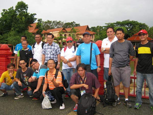 Lee (standing at fourth left) with the late Liu Jan Kwang (third right) and reporters and photographers from Sarawak’s Chinese, English and Malay newspapers during Sukma XVII in Perlis last year.