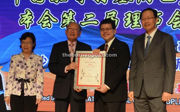 KTS Sabah area general operations manager Ngu Ngiong Hieng (second from left) was appointed as the advisor of Ma Zhong Friendship Association Sabah.He is seen receiving the appointment letter from Oh, witnessed by Teo (right) and Chen. 