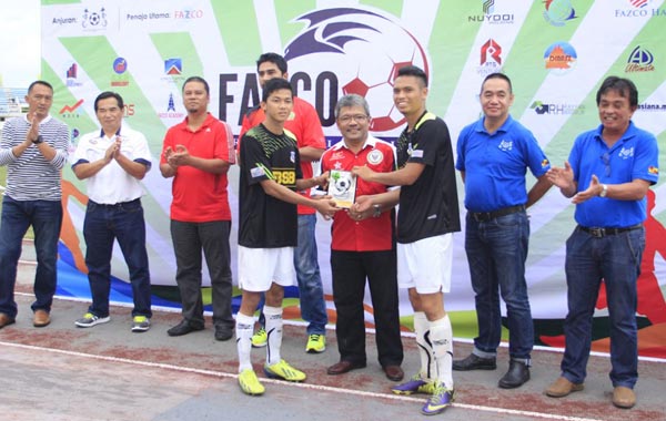Sazali (fourth right) presenting prizes to the two FBSB top scorers as Saif (second right) and Fazco Academy general manager Arman Mulok (third left) look on.