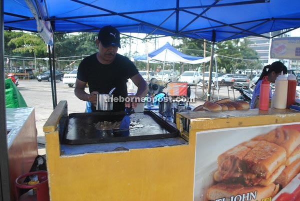 Arshad prepares an order of ‘Roti John’.