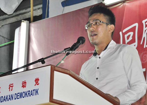 Paren delivering his maiden political speech during a DAP talk at Rejang Park. 