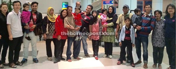 (From right) Eva Susau (SOSHF honorary secretary); Fashah Danielah with her parent; Mazlan with his father; Nur Assyifa Umayrah with her mother; Muhd Husaini bin Hasim with his parent; Kamirul bin Abdullah with his parent; Muhammad Azhar bin Hizan and his father and Simon Lee (second from left) of Korean Food For The Hungry International.