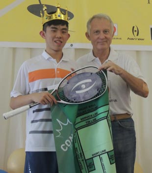CMS managing director Curtis (right), a passionate squash player himself, presenting a prize to one of the winners.