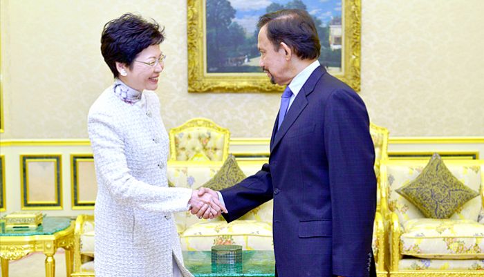 His Majesty Sultan Haji Hassanal Bolkiah Mu'izzaddin Waddaulah ibni Al-Marhum Sultan Haji Omar 'Ali Saifuddien Sa'adul Khairi Waddien, Sultan dan Yang Di-Pertuan of Brunei Darussalam, consented to receive in audience The Honourable Mrs. Carrie Lam, the Chief Secretary for Administration of the Hong Kong Special Administrative Region Government of the People's Republic of China. | PHOTOS: INFOFOTO