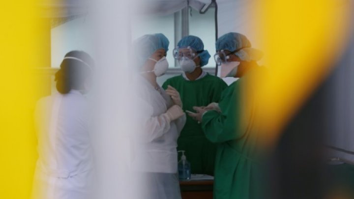 South Korean medical workers wear protective gear at a separated clinic center for MERS at Kangdong Sacred Heart Hospital in Seoul on June 26, 2015 -© Yonhap/AFP/File