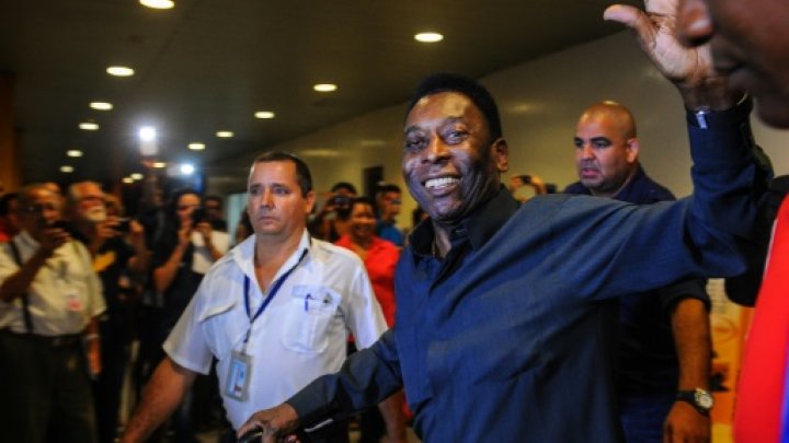 Brazilian football legend Pele (R), pictured on May 31, 2015 in Havana, Cuba, left hospital in Sao Paolo after successfully undergoing spinal surgery -AFP