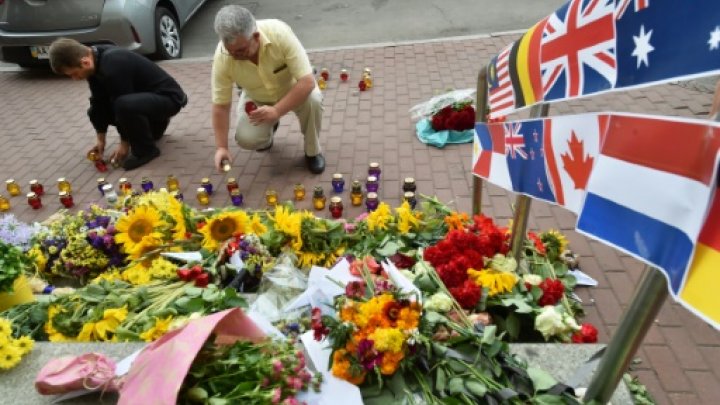 People put candles in front of the Dutch embassy in Kiev on July 17, 2015 in memory of the people who died in the MH17 crash -© AFP/File 