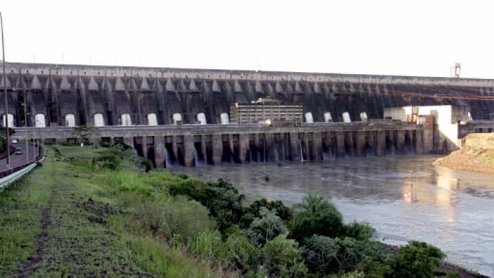 View of the spillways of Itaipu hydroelectric dam on the Parana River, at the border section between Brazil and Paraguay, on May 21, 2008 -© AFP/File 