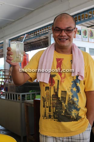 Kopitiam owner Chua proudly presents his ‘GS-Tea.’ 