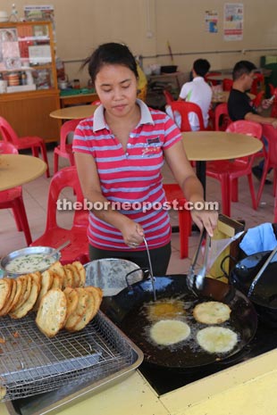 Street snacks are common in Kanowit town. 