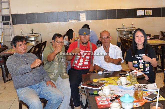 Group 722 posing for reporters – from left are Wilfred Kutu, Midi Jonek, Alim Midan, Peter John Jaban and Lina Soo.