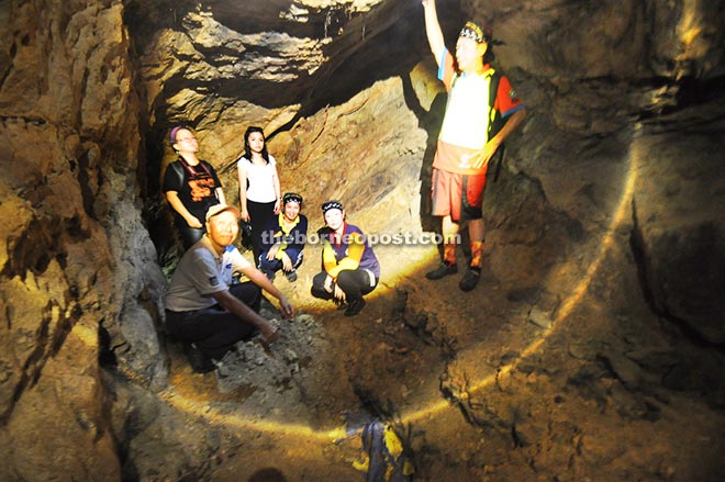 PAM Sabah Chapter members and Kudat Coconut Hash House members inside the rediscovered Pinangsoo cave. 