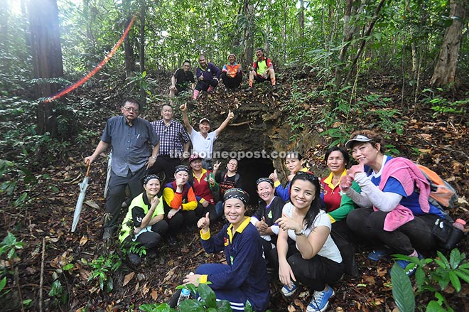 Victor Wong (centre) and members of PAM Sabah Chapter and Kudat Coconut Hash House at the cave entrance.